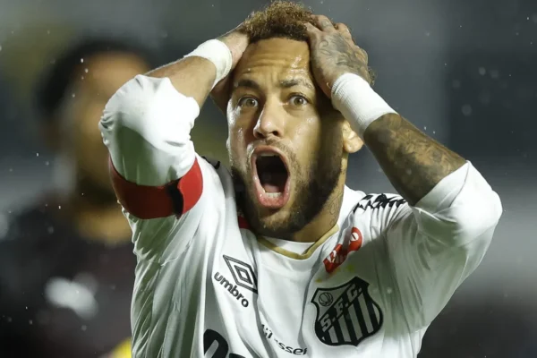 Neymar rebate pergunta sobre lesão: ‘Problema de quê?’
