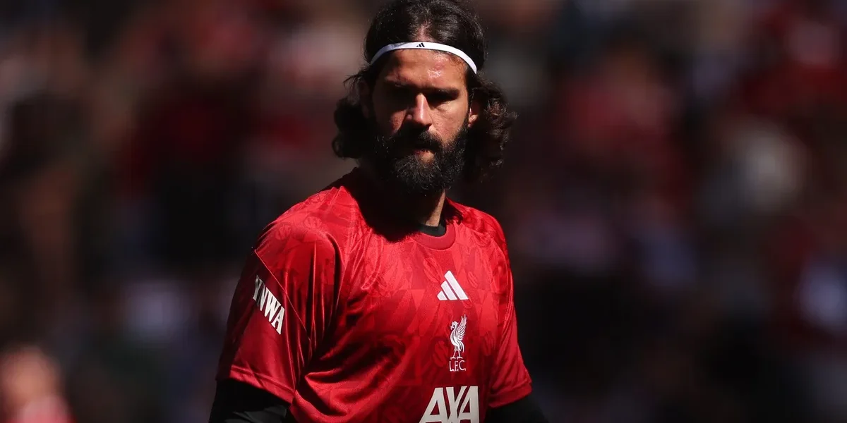 Alisson volta a ser titular do Liverpool e acende alerta na Seleção