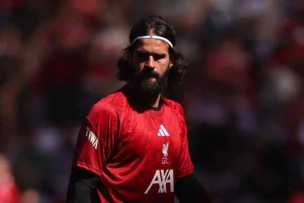 Alisson volta a ser titular do Liverpool e acende alerta na Seleção