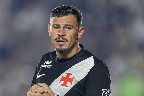 Hugo Moura exalta chance como titular após vitória crucial do Vasco