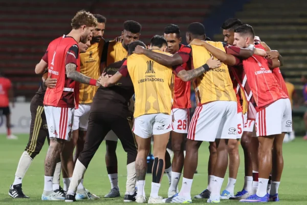 Caos na Colômbia: Torcida para jogo do Flamengo e invade campo