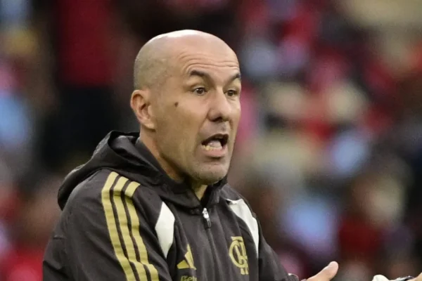 Leonardo Jardim explica ausência de Johnny e plano para jovens do Flamengo