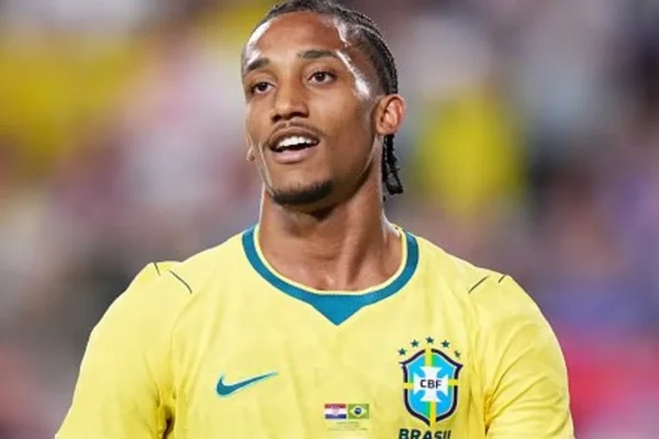 Barcelona mira João Pedro como plano B se negócio com Álvarez emperrar