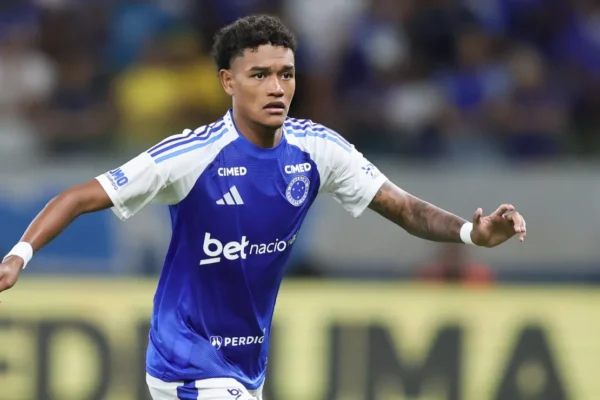 Cruzeiro vira sobre o Bahia com gols de jovens promessas e respira no Brasileirão