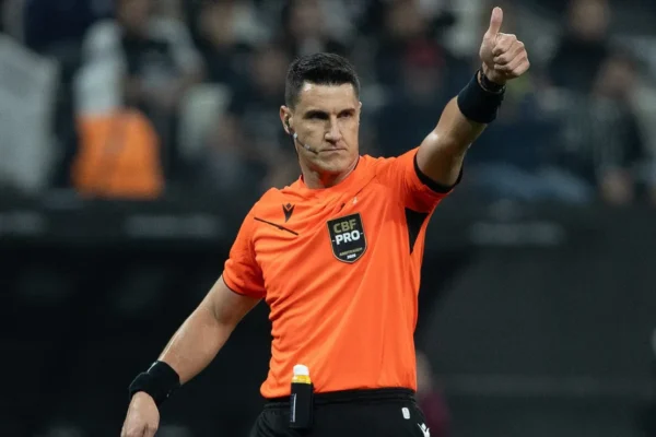 Rafael Klein irrita torcida do Corinthians com pênalti não marcado contra o Galo