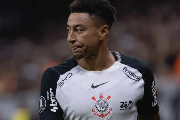Diniz surpreso: Lingard brilha na altitude e ganha elogios raros
