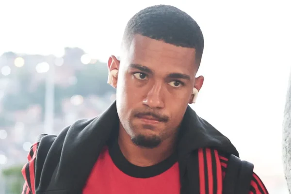 Samuel Lino corta Leila e dispara: ‘Foco do Flamengo é dentro de campo’