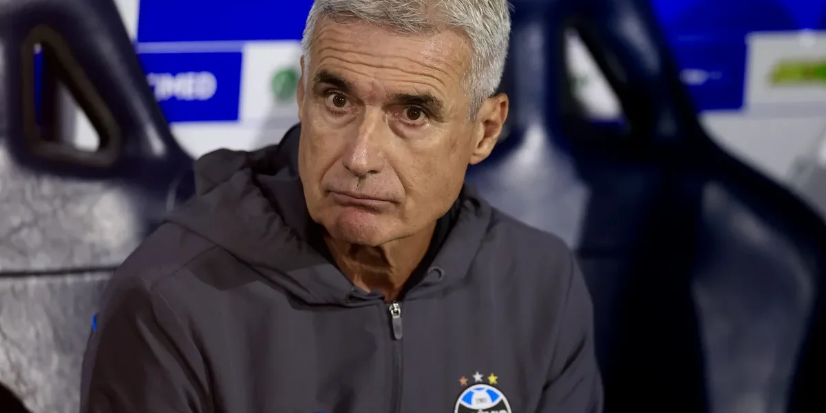 Pressão no Grêmio: Castro desabafa sobre Z-4 e descarta mudanças