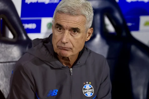 Pressão no Grêmio: Castro desabafa sobre Z-4 e descarta mudanças