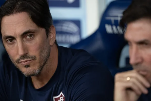 Zubeldía sob fogo: torcida do Fluminense repete protestos vistos no São Paulo