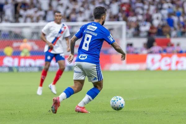 Matheus Henrique vai ao hospital após pancada e cuspir sangue no jogo do Cruzeiro