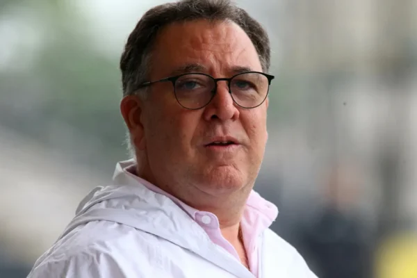 Marcelo Teixeira admite atraso em direitos de imagem e situação financeira crítica no Santos