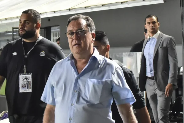 Pressão total: Marcelo Teixeira é confrontado por alunos em faculdade