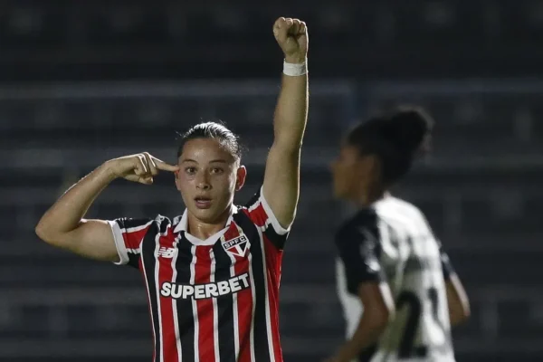 São Paulo vira sobre Corinthians e estreia com vitória no Paulistão Feminino