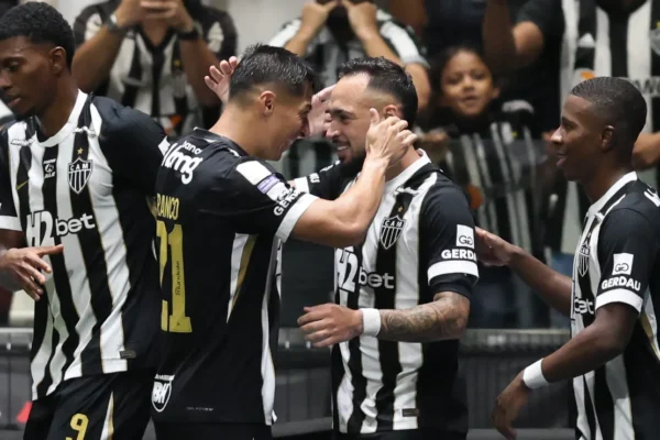 Galo vence Mirassol, sobe na tabela e respira no Brasileirão