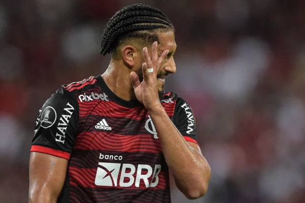 Ex-zagueiro do Flamengo, Pablo vive crise e nem estreou em 2026