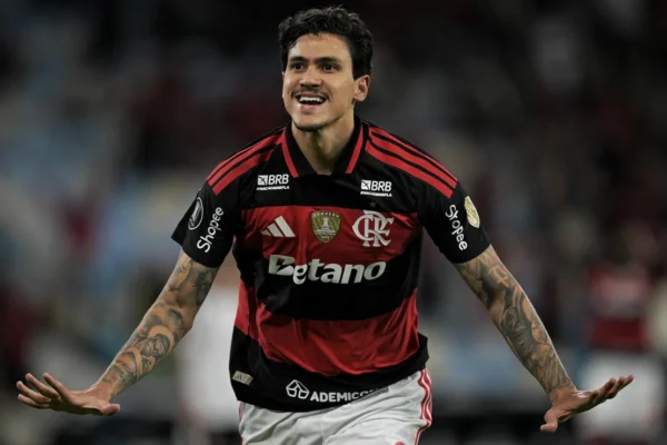 Pedro brilha de novo, Flamengo bate Estudiantes e avança na Libertadores