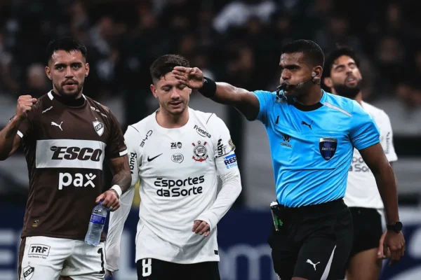 VAR flagra pênalti bizarro de Garro e Corinthians perde invencibilidade