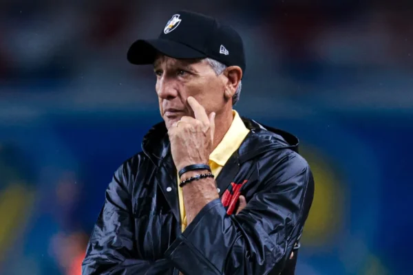 Vasco atropela Olimpia com time misto e Renato Gaúcho foca no Brasileirão