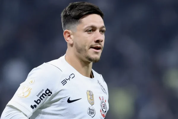 Garro endossa crítica de Diniz: gramado sintético atrapalha o futebol