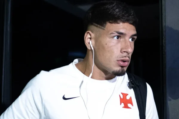 Saldívia é defendido nos bastidores do Vasco após gol contra bizarro