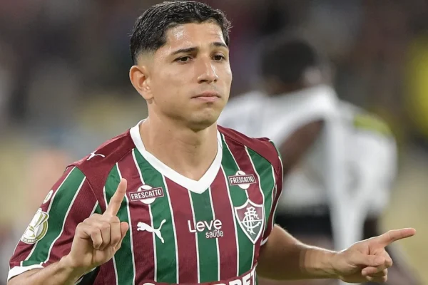 Savarino abre o placar de pênalti e Fluminense sai na frente contra o Operário