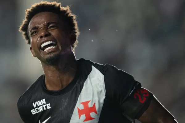 Thiago Mendes decide e Vasco vence Athletico-PR em São Januário