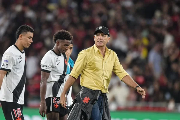 Vasco ajusta rota em sequência pesada antes da pausa da Copa
