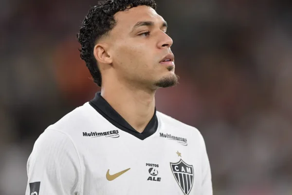 Victor Hugo desabafa: ‘Incomoda demais jogar fora da Arena MRV’