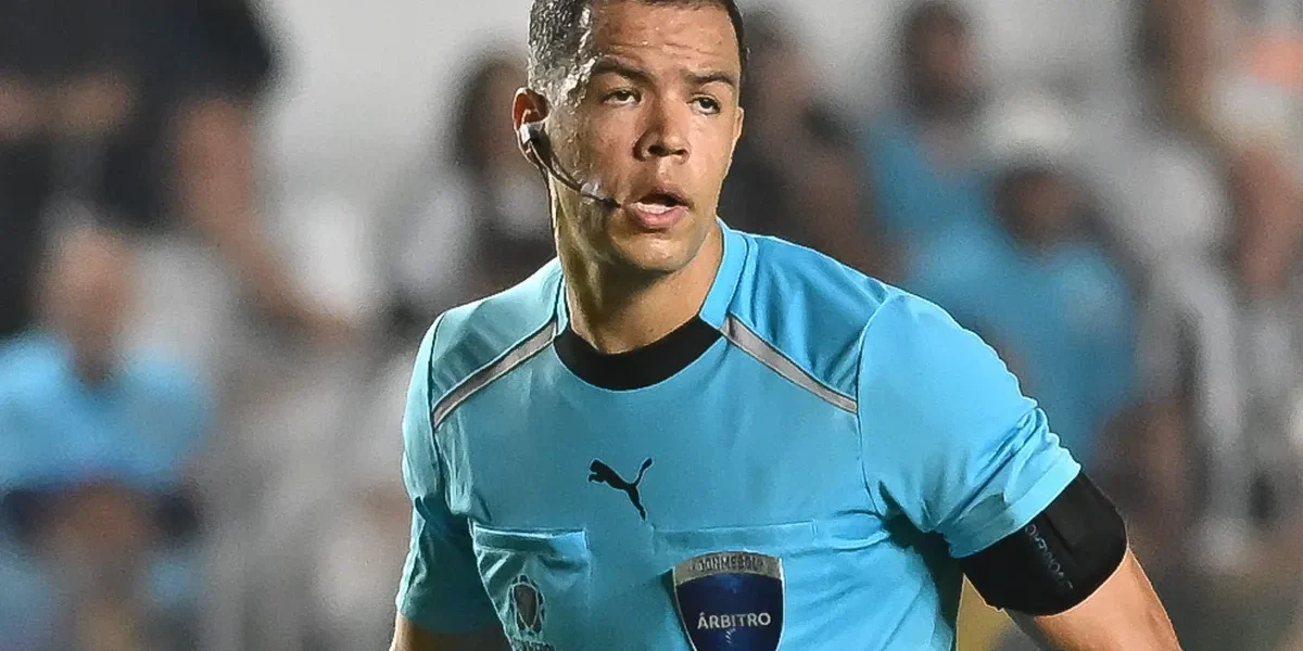 Torcida do Santos explode contra árbitro após pênalti claro ignorado na Vila
