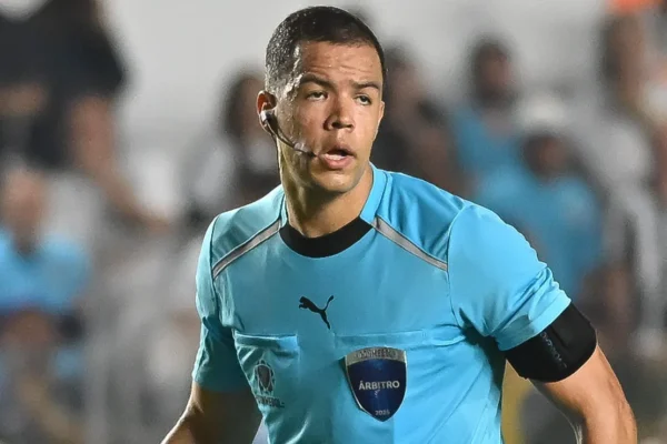 Torcida do Santos explode contra árbitro após pênalti claro ignorado na Vila