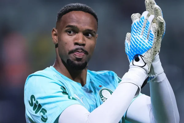 Carlos Miguel se curva a Weverton: ‘Muito mais experiente’