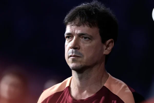 Diniz entra em campo para segurar estrelas do Corinthians na janela europeia