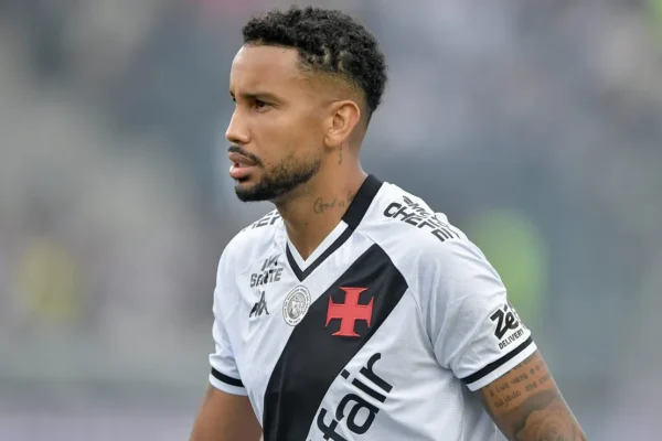 Jair volta a treinar no Vasco após lesão grave e vira reforço para Renato Gaúcho