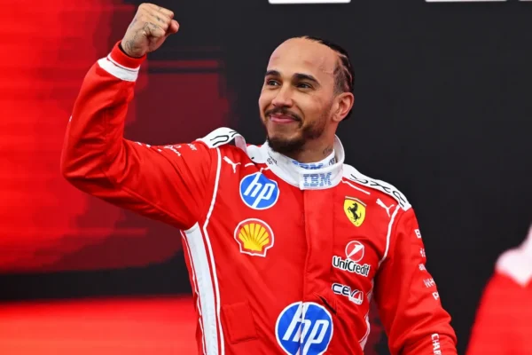 Hamilton prova que menos é mais: sem simulador, voa na Ferrari