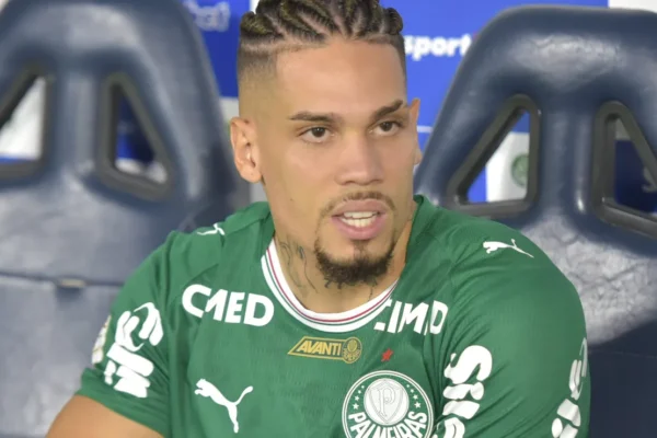 Paulinho brilha contra Flamengo, mas segue como reserva no Palmeiras