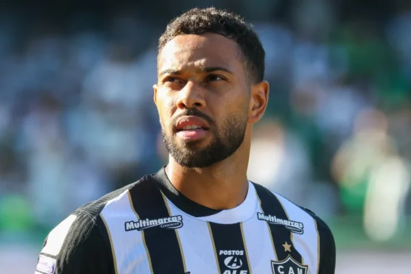 Alerta no Galo: 5 jogadores pendurados para o clássico contra o Cruzeiro