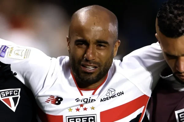 Lucas Moura se lesiona de novo, sai de maca chorando e acende alerta no São Paulo