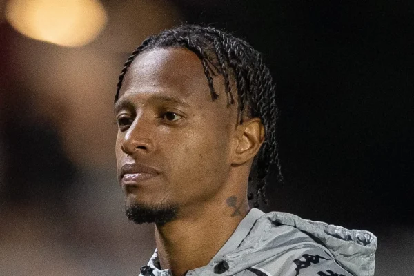 Torcida do Vasco pressiona Tchê Tchê, e Renato Gaúcho age nos bastidores durante parada da Copa