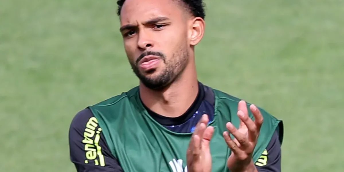 Botafogo pode perder Vitinho de graça com salários atrasados