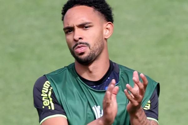 Botafogo pode perder Vitinho de graça com salários atrasados