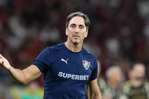 Vitória magra: torcida do Fluminense vaia time mesmo classificado e Zubeldía segue na corda bamba