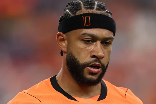 Memphis Depay responde críticas com ironia após goleada da Holanda na Copa