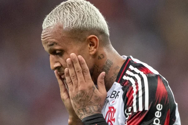 Wesley, ex-Flamengo, manca muito após Brasil x Egito e pode ser cortado da Copa