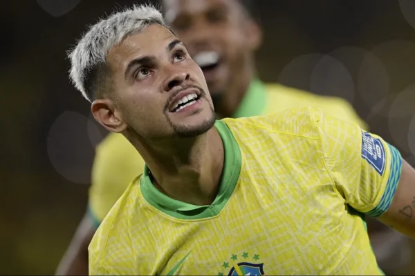 Zico exalta Bruno Guimarães: ‘Visão de jogo e entrega raras’