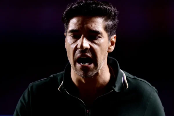 Abel Ferreira cita Flamengo para criticar arbitragem após polêmica do Palmeiras