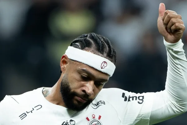 Corinthians garante Memphis Depay; acordo será selado após Copa