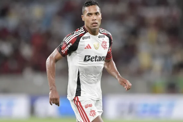 Alex Sandro perde titularidade na Seleção para amistoso contra o Egito