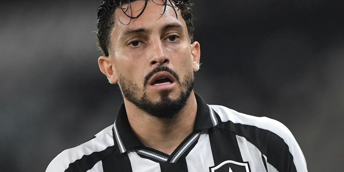 Alex Telles lidera lista de cinco que podem deixar o Botafogo em dezembro