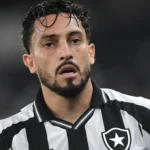 Alex Telles lidera lista de cinco que podem deixar o Botafogo em dezembro